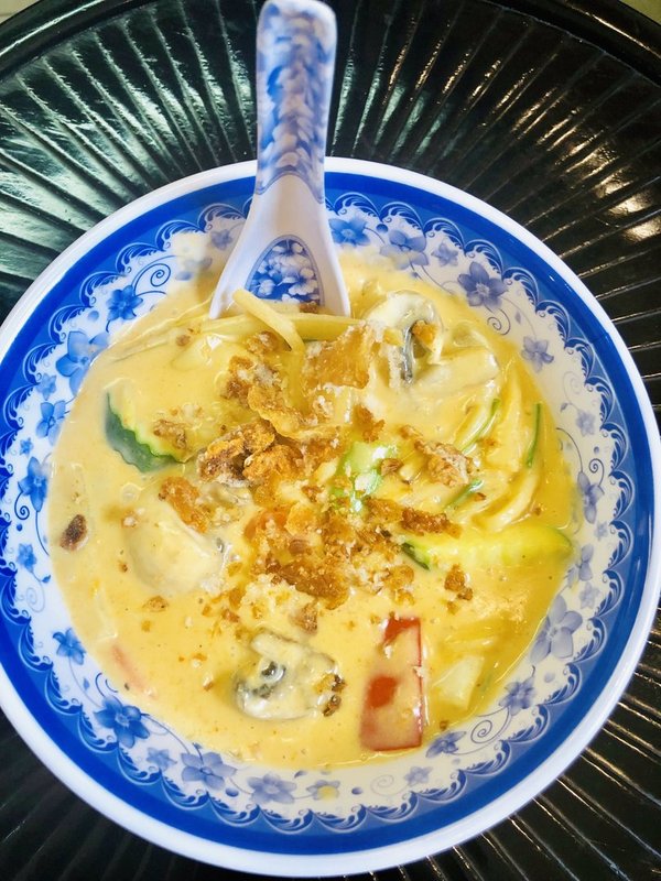 Nr. 209.  Hähnchen Schenkel, Paprika, Zwiebeln, Chinakohl, Champignons, Möhren in grünem Thai-Curry.